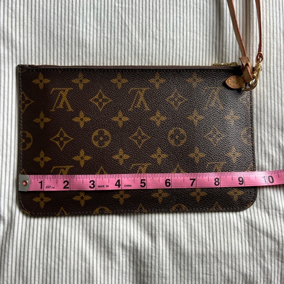 Louis Vuitton Monogram Neverfull
Pouch, NEW, 100% authentic, beige Interior - Picture 13 of 14